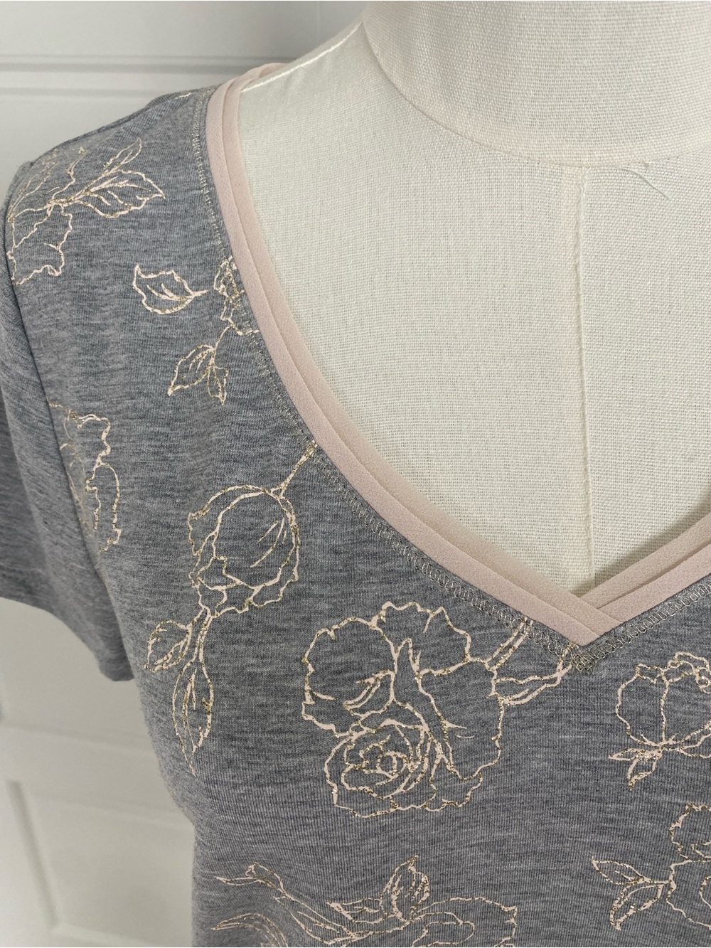 WHBM NWT Glitter Floral Layered V Neck Tee Gray XS - Picture 2 of 11